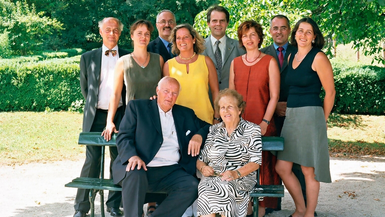 Georg H. y Alice Endress en 2003 con sus ocho hijos.