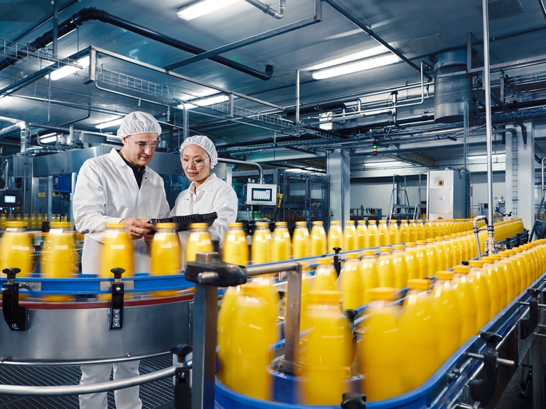 Llenado de zumo de naranja en una planta de producción de bebidas