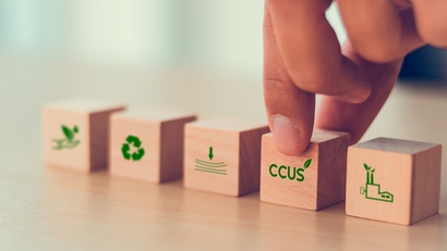 El concepto de captura, utilización y almacenamiento de carbono (CCUS) simbolizado por cinco bloques de madera.