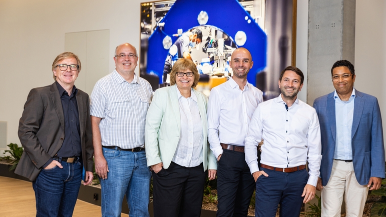 Fotografía de familia de los responsables de seguridad de productos de los centros de productos de Endress+Hauser.