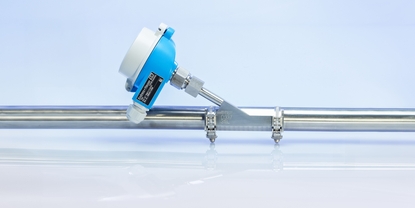 Non-invasive thermometer mounted on the outer surface of a pipe