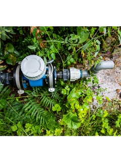 Proline Promag W 800 Advanced, instalado en el bosque para controlar a distancia la descarga de agua de un manantial
