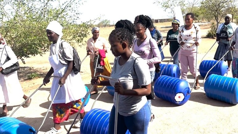 'Hippo Rollers' ease the life of people in Lillydale, South Africa.