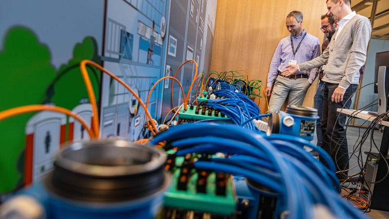 Christoph Hammer, Frederik Beckers and Karl Büttner discuss the test setup.