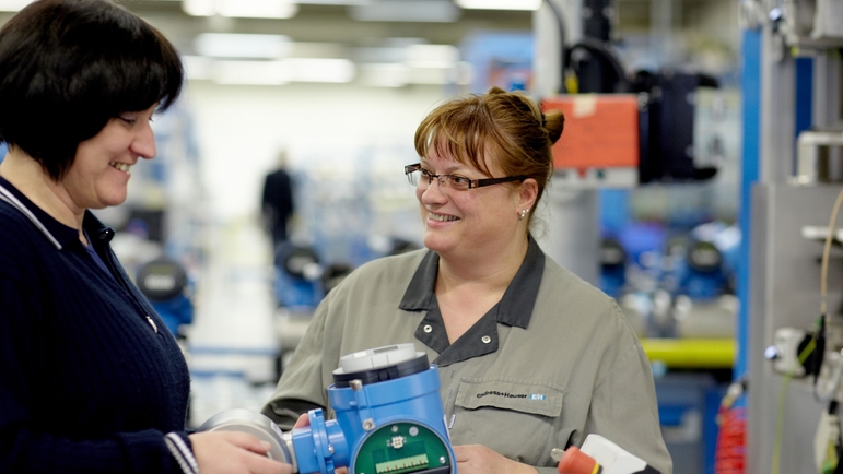 Endress + Hauser Flow France, mujeres con caudalímetro