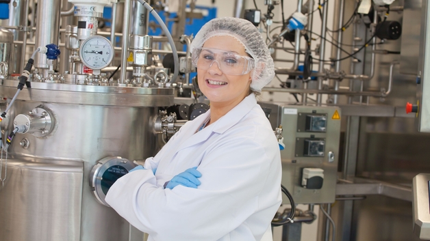 Personal científico en la sala blanca de un centro de producción de Ciencias de la Vida