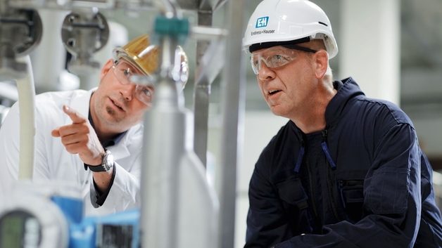 Un cliente con un ingeniero de Endress+Hauser en una planta.