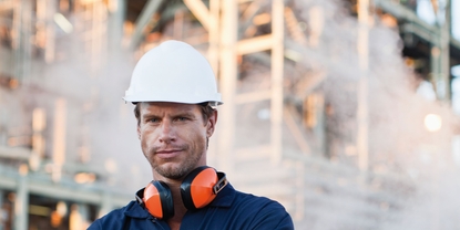 Trabajador con vapor al fondo