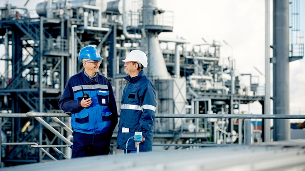 Un cliente y un ingeniero de Endress+Hauser en una refinería.