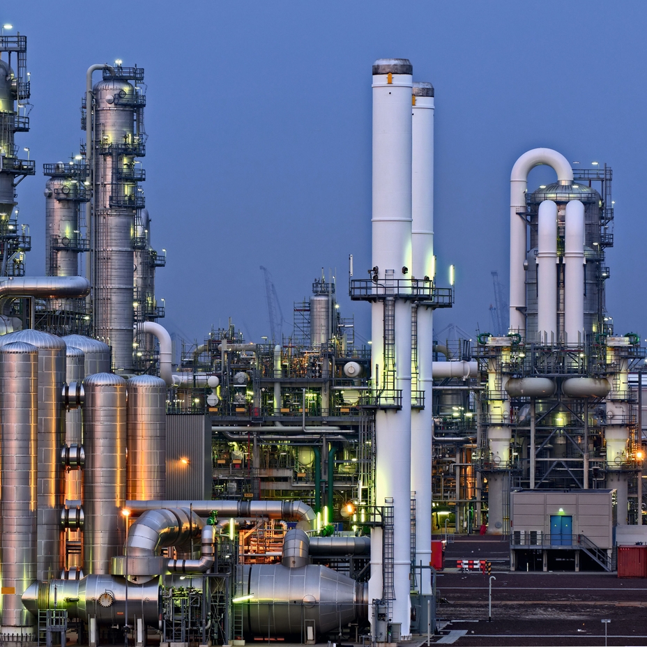 Imagen nocturna de una refinería de petróleo y gas