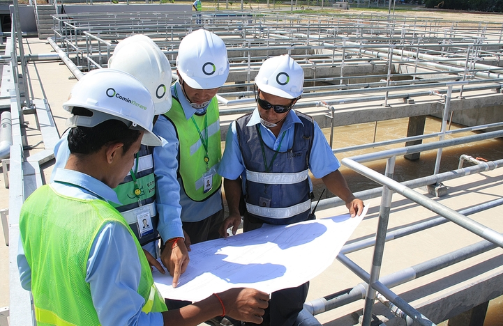 Conversación entre expertos en una planta de tratamiento de aguas residuales