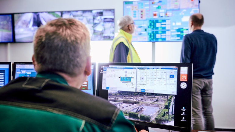 Operación de la dosificación de productos químicos desde la sala de control de procesos