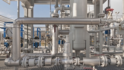Detalles de los equipos de procesamiento de gas natural en una planta de gas natural licuado (GNL)