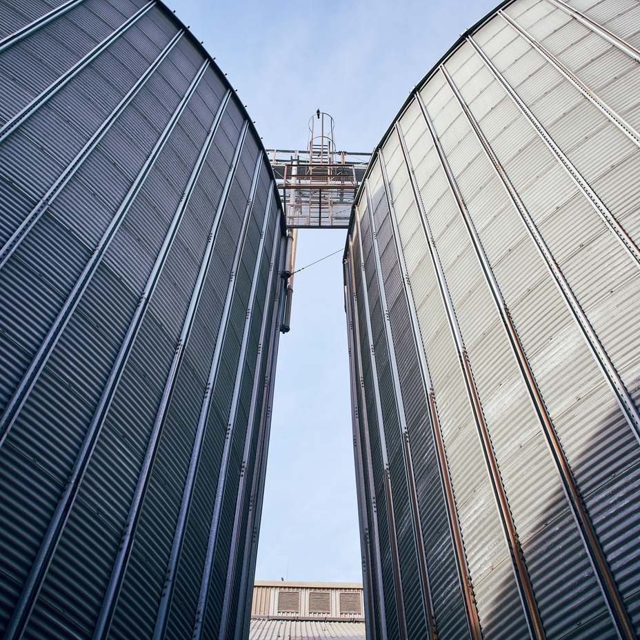 Almacenamiento de materias primas con silos de semillas