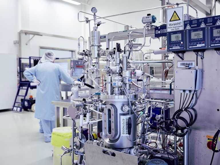 Biorreactor para el proceso de fermentación de cultivos celulares con personal científico Personal científico con un biorreactor durante el proceso de fermentación de cultivos celulares para las Ciencias de la vida