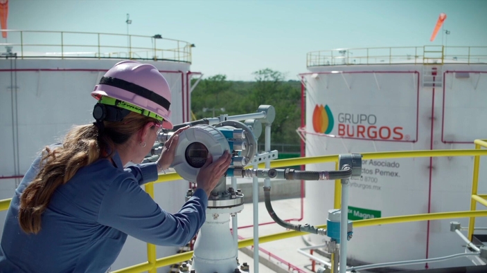 Mujer con un equipo de Endress+Hauser en la planta del Grupo Burgos