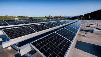 Paneles solares en el tejado del edificio de Endress+Hauser
