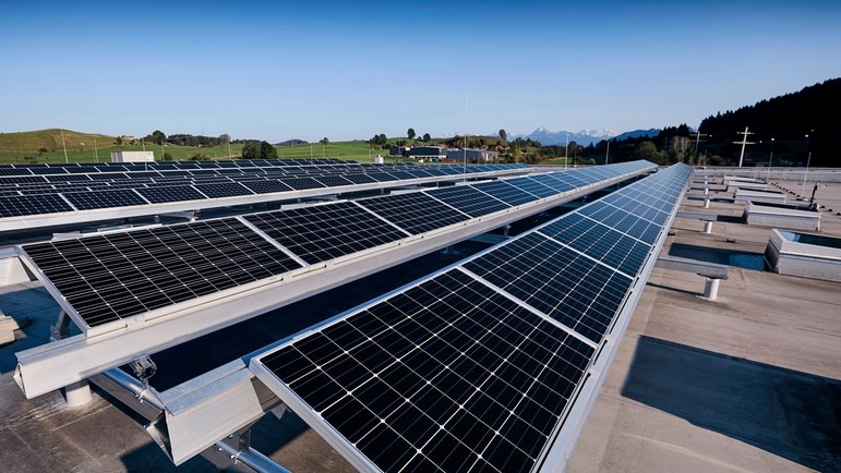 Paneles solares en el tejado del edificio de Endress+Hauser