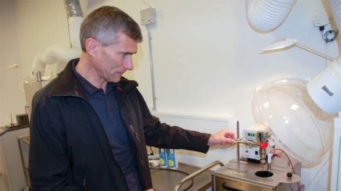 Sensor de calibración de la temperatura en un laboratorio de Tommy Mikkelsen, metrólogo en chr Hansen