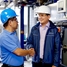 Ingeniero de servicio de Endress+Hauser con el jefe de una planta de una planta química
