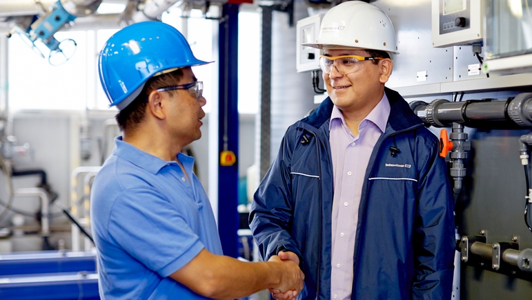 Ingeniero de servicio de Endress+Hauser con el jefe de una planta de una planta química