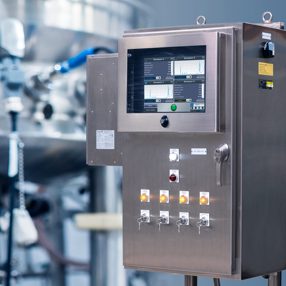 Analizador Raman Rxn4 con carcasa y sonda Rxn-45 en un biorreactor de acero inoxidable