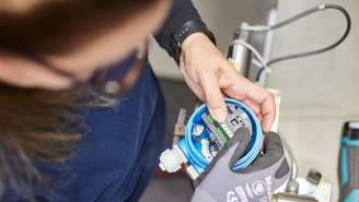 Empleado de Endress+Hauser con un producto
