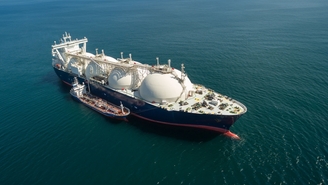 Barco de bunkering y buque durante el proceso de bunkering de GNL