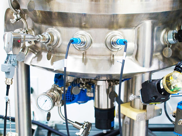 Foto in situ de una sonda y sensores Raman Rxn-45Memosensinsertados en un biorreactor Sonda y sensores Raman Rxn-45Memosenssensores instalados en biorreactor de Ciencias de la Vida
