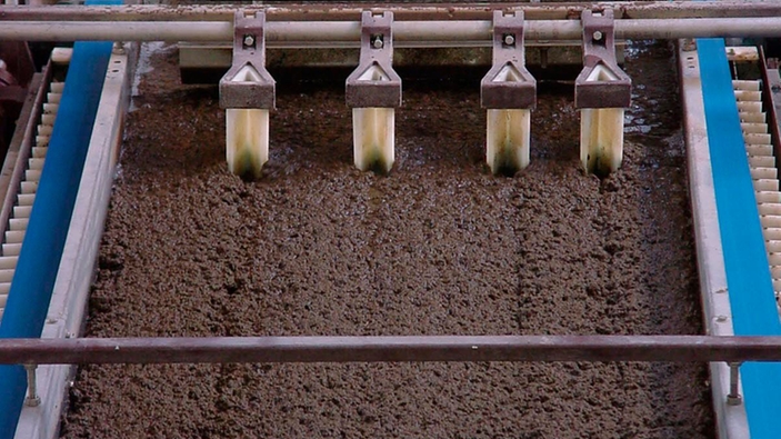 Filtro banda para la deshidratación de fangos de una planta de tratamiento de aguas residuales municipales.